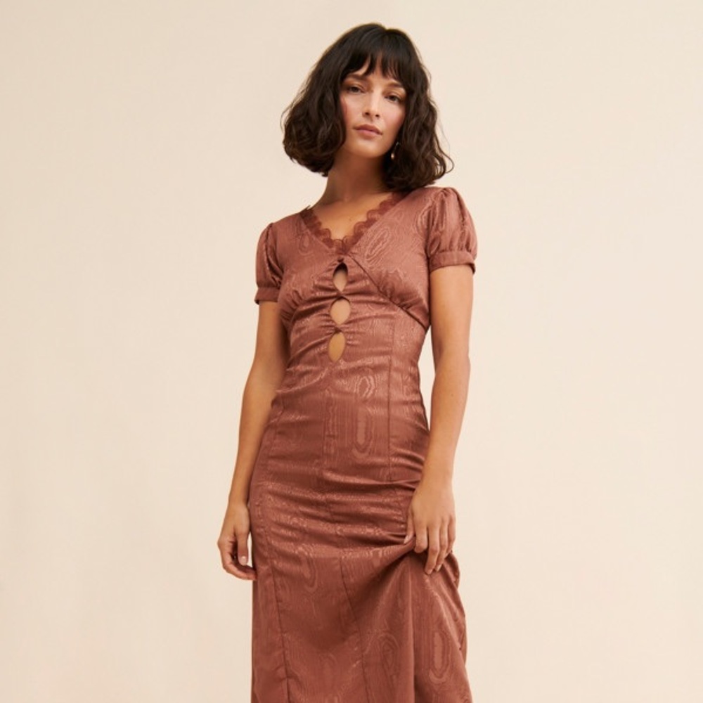 Hi I’m selling this pretty bronze dress from Daisy Street, It’s a Size XS